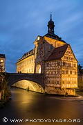 L'ancien hôtel de ville de Bamberg a été bâti au XIVe 
siècle sur une île artificielle de la rivière Regnitz. Cet 
édifice est le plus connu de Bamberg, ville allemande classée au 
Patrimoine Mondial de l'Unesco.