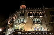 éclairage nocturne de la façade de la Casa Lleo Morera - Passeig 
de Gracia 35
