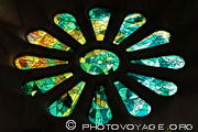 vitrail d'une nef latérale de la Sagrada Familia en forme de marguerite.