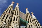 Les trencadis composant le mot Sanctus sur les tours de la Sagrada Familia étant 
difficiles à remplacer, Gaudi commanda la fabrication de pièces 
de mosaïque vitrifiées, plus résistantes, à un verrier 
de Murano près de Venise.