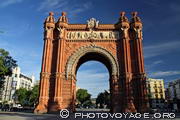 L'Arc del Triomf fut construit comme porte d'accès au site de l'exposition 
universelle de 1888 dans le parc de la Ciutadella.