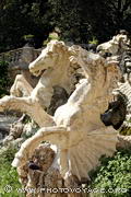 Sculpture de chevaux ailés emballés décorant la fontaine 
cascade du Parc de la Citadelle