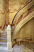 Cage d'escalier moderniste de la Casa Sayrach avec sa rampe en fer forgé, 
ses fresques murales et ses marches en marbre.