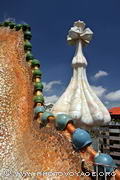 La crête du toit de la Casa Batllo composée de pièces en céramique 
vertes et bleues ressemble à l'échine d'un dragon. Quant à 
la tour, elle est coiffée d'un bulbe en céramique blanche surmontée 
d'une croix à quatre branches.