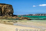 La plage de Goulien est limité à l'ouest par une falaise de grès armoricain ocre.<br>Presqu'île de Crozon dans le Finistère