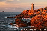 Coucher de soleil sur le phare de Ploumanac'h. Les rochers de granit rose deviennent rouges sous la lumière des derniers rayons.