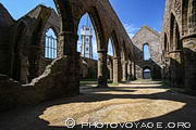 Nef centrale de l'abbaye Saint-Mathieu située sur la pointe Saint-Mathieu 
dans le Finistère. On aperçoit le sémaphore entre les arches.