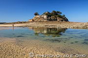 Fort du Guesclin et son îlot se reflétant dans une mare d'eau résiduelle 
de la plage du Guesclin à marée basse.