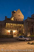 L'Hôtel de ville de Saint Malo à l'heure bleue. Il occupe l'ancien chateau de Anne de Bretagne intégré aux remparts.
