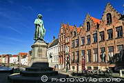 statue du peintre flamand Jan Van Eyck (1390-1441) sur la place Jan Van Eyckplein