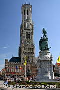 beffroi, halles et statue de Jan Breydel et Pieter De Coninck sur le Markt
