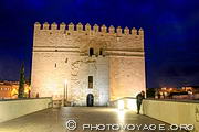 La tour de la Calahorra a été construite par Alphonse XI près 
d'un siècle après la reconquête à l'emplacement d'une 
ancienne forteresse arabe conçue pour défendre Cordoue. Elle domine 
le pont romain.