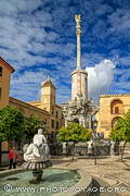 La plaza del Triunfo possède deux niveaux. La partie supérieure 
est un petit square planté d'orangers qui accueille une fontaine et le monument baroque dédié à San Rafael qui a donné son nom à la place.
