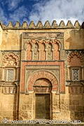 La porte de San Ildefonso est une des anciennes portes de la mosquée contruite 
sous le règne de al-Hakam II et restaurée par Velázquez Bosco. On l'appelle aussi Puerta de la ampliación 
de al-Hakam II.