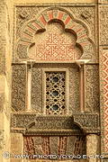 Détail d'une des fenêtres polylobées qui encadrent la Puerta 
del Espiritu Santo dans la façade occidentale de la mosquée cathédrale 
de Cordoue.