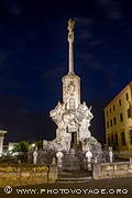 Le Triomphe de San Raphaël célèbre le saint patron de la ville. 
Selon la tradition, il délivra Cordoue de la peste en 1651. Le monument 
érigé entre la mosquée et le pont romain date du XVII siècle. 
L'archange est perché sur une fine colonne supportée par un piedestal 
baroque.