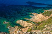 contraste entre côte rocheuse ocre et eau bleu turquoise de la Méditerranée