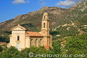 église Saint Nicolas de Feliceto avec le village de Nessa dans le fond