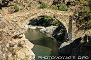 la piscine naturelle située sous le pont génois d'Asco invite à 
la baignade