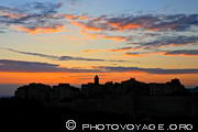 silhouette de la ville haute de Bonifacio se détachant sur le ciel à 
la nuit tombante