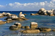 rochers de granit ronds sortant de l'eau à l'extrêmité de 
la plage de Palombaggia