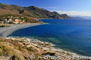 plage et tour génoise d'Albo sur la côte ouest du Cap Corse