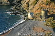 plage et tour génoise de Negru sur la côte ouest du Cap Corse