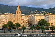 quai du Fango et église Notre Dame de Lourdes sur le front de mer de Bastia