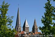les trois flèches de l'église Saint Jacques visibles depuis Vrijdagmarkt