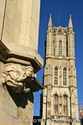 détail architectural de la Halle aux Draps devant la cathédrale 
Saint Bavon (Sint Baafskathedraal)