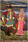tapisserie représentant Gunnar de Hlidarendi et son épouse Hallgerd, héros de la saga de Njall le Brûlé