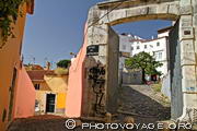 ruelle et patio longeant le château Saint Georges dans le quartier de l'Alfama