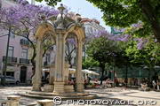 fontaine du Carmo conçue au XVIIIe siècle par Ângelo Belasco 
- Largo do Carmo