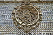 rosace de style manuelin qui décore la façade couverte d'azulejos 
du Palais de Pena