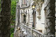 façade latérale du Palais de la Regaleira truffée de fioritures 
de style manuélien