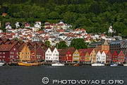 Vieux port de Bryggen, ancien quartier des marchands de la Hanse vu depuis la rive opposée de la baie de Bergen.