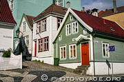 Balade dans les ruelles de Strandsiden à Bergen à la découverte de ses ravissantes maisonnettes en bois. Ici on est au coin de Strangehagen.