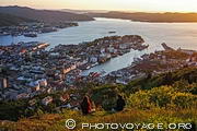 Floyen et son point de vue sur Bergen est un excellent endroit pour assister au coucher du soleil. On distingue les quartiers de Bergenhus :  Vagen, Bryggen et Strandsiden.