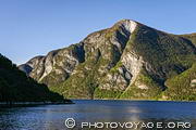 Kalvsnesnosi est une montagne échancrée qui se trouve à l'embouchure du Naeroyfjord lorsqu'il rejoint le Aurlandsfjord. Le sommet culmine à 1093 mètres.