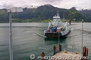 Arrivée du ferry à Vangsnes. Il n'y a pas que les touristes qui empruntent le ferry. De nombreux camions traversent le Sognefjord pour s'épargner des centaines de kilomètres.