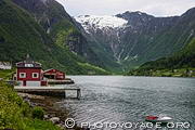 La route 55 entre Balestrand et Dragsvik longe le ravissant Esefjord. L'adresse de ces maisons est Ytre Ese 3 et 9. Cette dernière est une maison de vacances du nom de Norwegen - Traumhaus direkt am Fjord.
