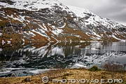 La montagne qui borde le lac Nystolsvatnet se reflète comme dans un miroir dans les eaux du lac le long de la route panoramique Rv13 (Gaularfjellet).