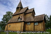 L'église en bois debout de Urnes est classée au Patrimoine mondial de l'Unesco. Elle fut construite vers 1130 sur la rive est du Lustrafjord, juste en face de Solvorn sur l'autre rive.