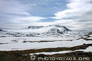 Glacier Fanaråken vu depuis l'aire de repos de Mefjellet sur la route touristique Sognefjellet (55). Le mont Fannaraki culmine à 2025 m et le glacier qui s'y loge est le Fannarakbreen.