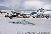 Sognefjellshytta est le centre de ski d'été du Sognefjellet. C'est là que la route 55 atteint son point le plus haut à 1434 mètres 
d'altitude. Le lac Fantesteinsvatnet est encore gelé.