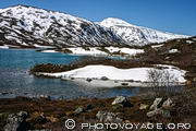L'ancienne route de Strynefjellet (Gamle Strynefjellsvegen) ou Fv258 relie Grotli à Videseter. Elle est classée route nationale touristique et traverse des paysages sauvages grandioses sur 27 km. Ici, elle longe le lac Heillstuguvatnet aux eaux bleu turquoise.