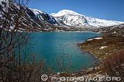 Le lac Heillstuguvatnet se trouve le long de l'ancienne route de Strynefjellet ou Fv258 qui relie Grotli à Videseter en 27 km. Son étonnante couleur bleu turquoise est due aux minéraux drainés de la montagne par la fonte des neiges. Le sommet est le Raudeggje ou Raudeggi qui culmine à 1938 mètres d'altitude.