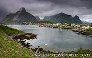 Le village de Reine s'est établi sur une péninsule plate qui s'avance 
au milieu du Reinefjord en formant une baie naturelle, Reinevagen. Cette baie 
offre un port protégé aux bateaux de pêche.