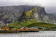 Vue sur les maisons oranges de Sakrisoya depuis l'île de Toppoya. 
Sakrisøya et Toppøya sont de petites îles du Reinefjord reliées entre 
elles par des ponts.