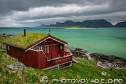 Chalet rouge construit en bord de mer à Ytresand au nord de Moskenesoya 
dans les îles Lofoten